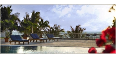 Infinity-edge pool