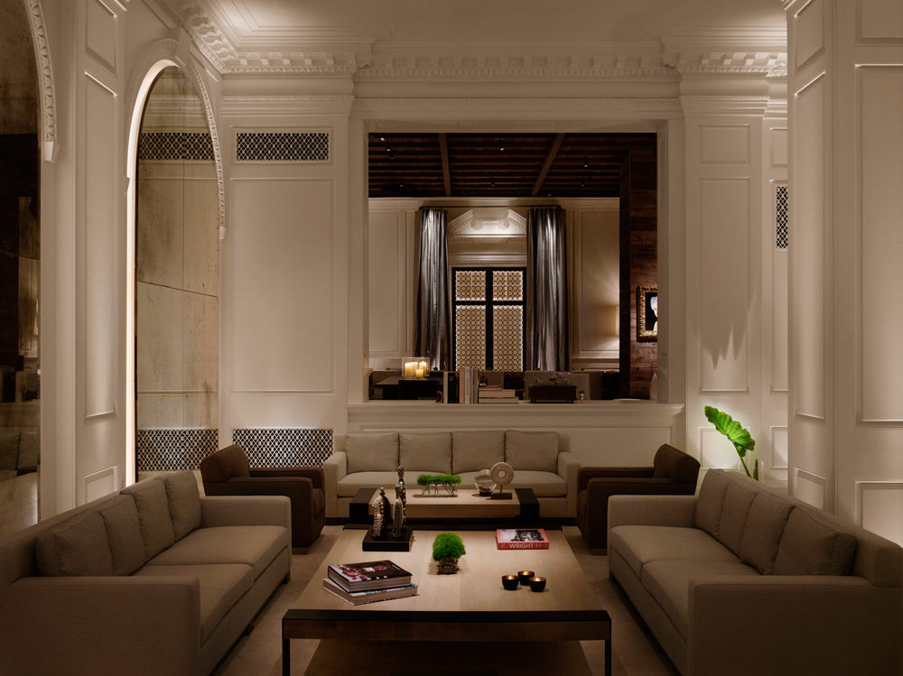 The best Chicago hotel lobby,the Living Room at PUBLIC Chicago offers communal work tables outfitted with 21.5 inch i Macs and convenience outlets for your personal computers or electronic devices. The best Chicago hotel lobby,the Living Room at PUBLIC Chicago offers communal work tables outfitted with 21.5 inch i Macs and convenience outlets for your personal computers or electronic devices.