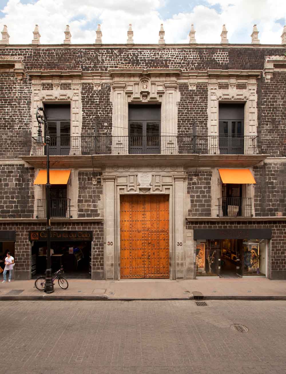 Blending Colonial 17th Century Grandeur With A Raw Industrial Edge, Downtown Integrates Local Indigenous Culture Into Its Concept While Celebrating Its Location In The Centro Historico Borough Of Mexico City. Blending Colonial 17th Century Grandeur With A Raw Industrial Edge, Downtown Integrates Local Indigenous Culture Into Its Concept While Celebrating Its Location In The Centro Historico Borough Of Mexico City.
