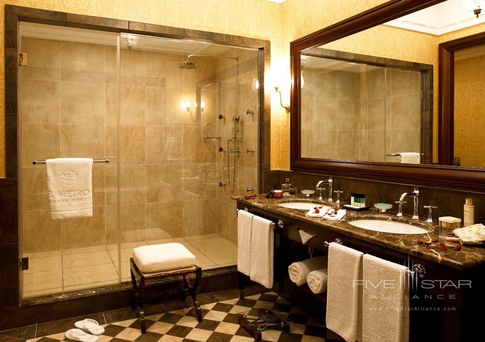 Salle De Bain Suite at Hotel Metropole