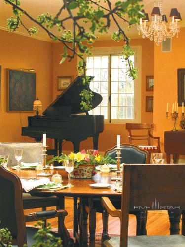Parlor Lounge