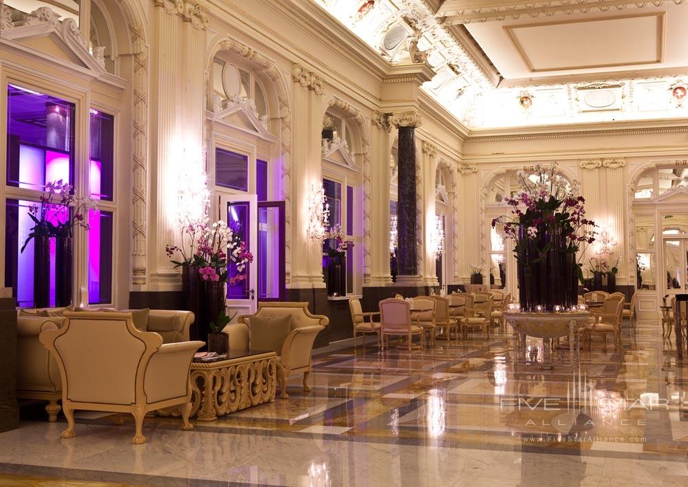 Lobby and Lounge at Carlo IV
