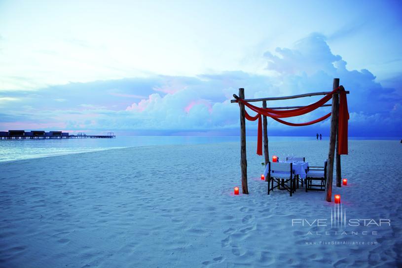 Park Hyatt Maldives Hadahaa Dining on the Beach