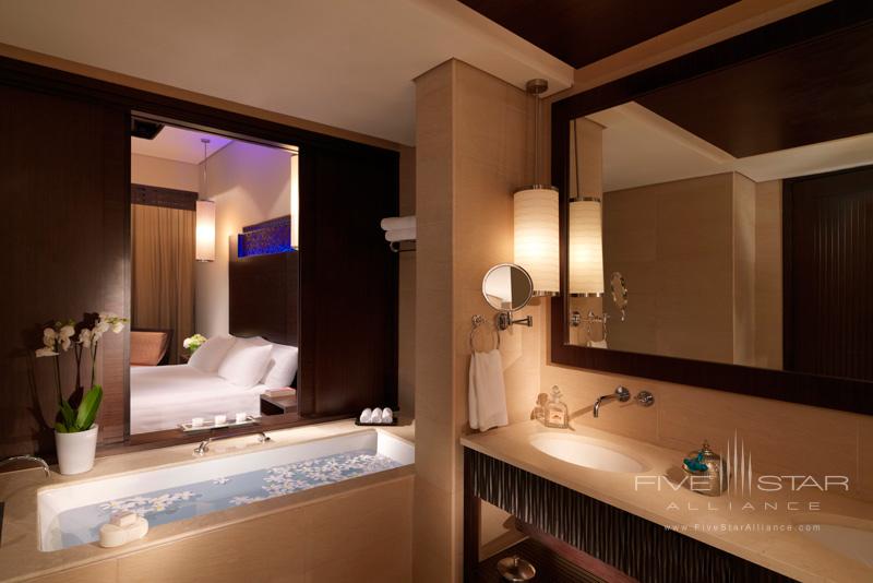 Anantara Dubai-Premier Lagoon Bathroom