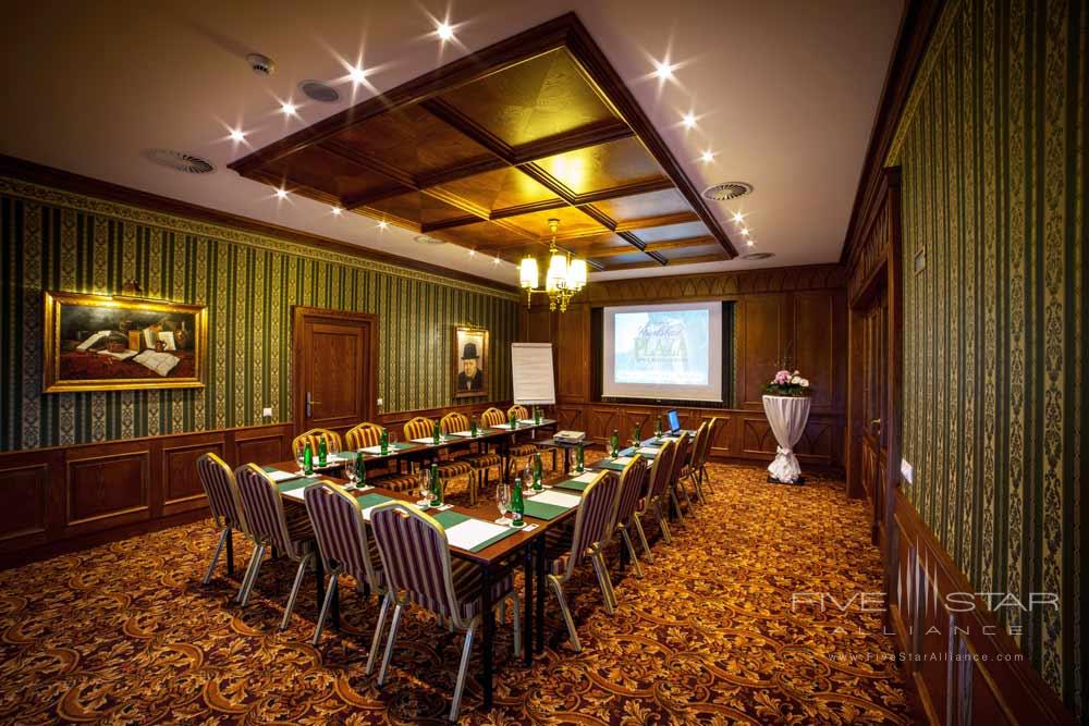 Churchill Lounge Meeting Space at Carlsbad Plaza