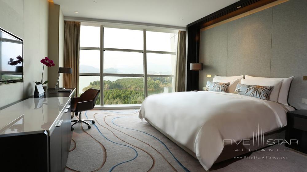 Deluxe Room at Sunrise Kempinski Hotel Beijing