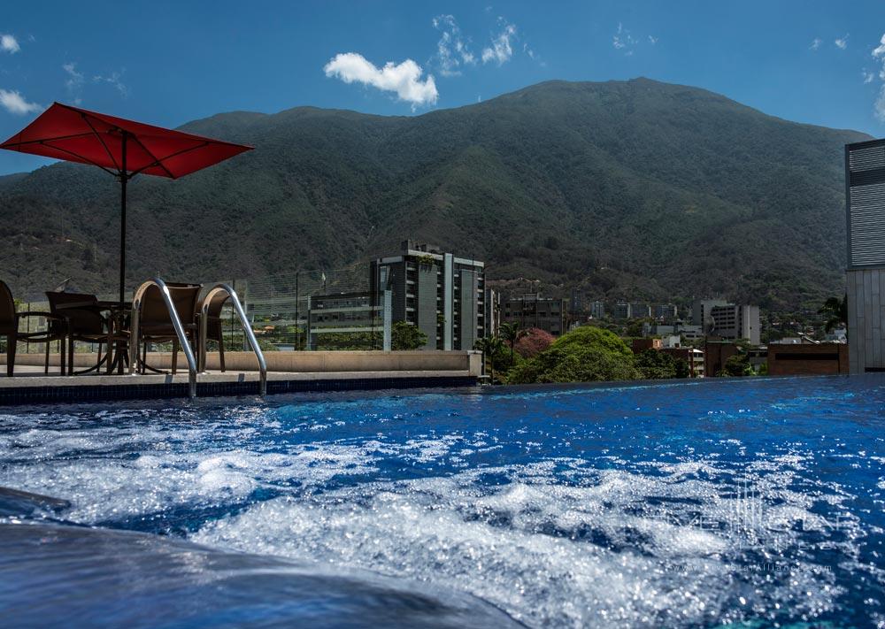 Rooftop Pool and City View at Cayena-Caracas