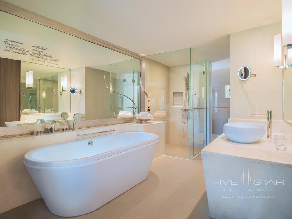 Bath at Le Meridien Suvarnabhumi Bangkok Golf Resort and Spa