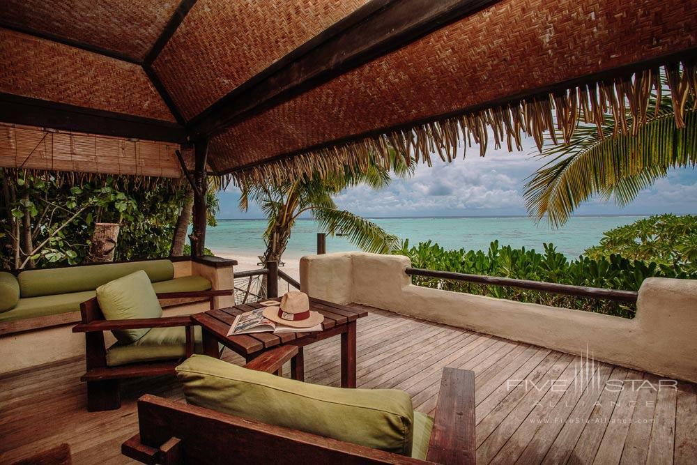 Premium Beachfront Bungalows are situated directly on the white sand beach framing Aitutaki s luminescent lagoon at Pacific Resort Aitutaki