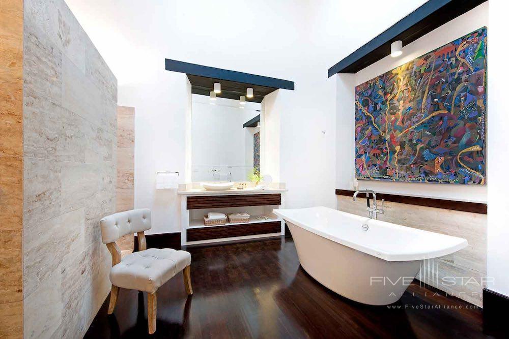 Bath of a guest room at Casas del XVI in Santo Domingo