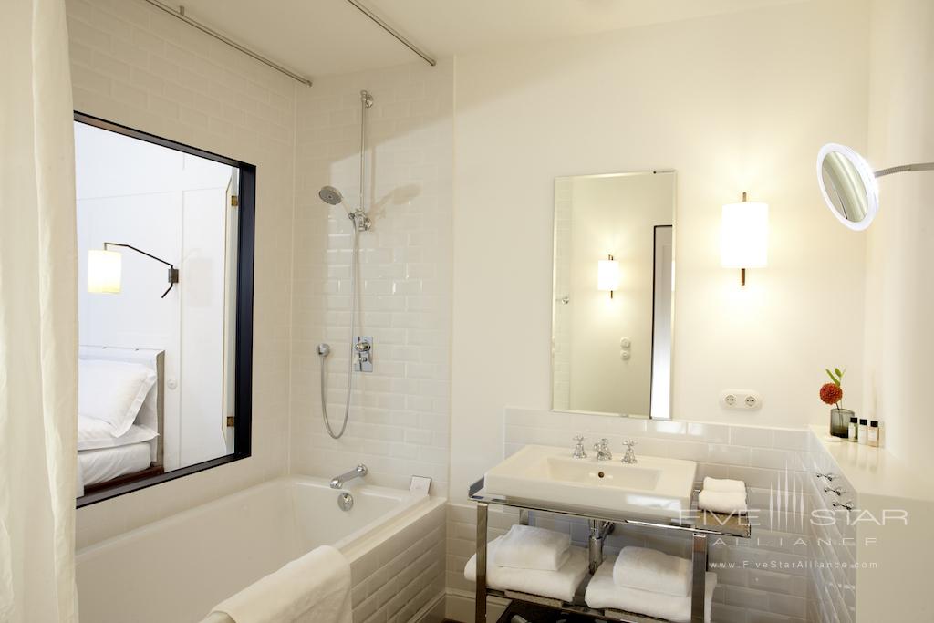 Louis Hotel Munich Guest Bathroom