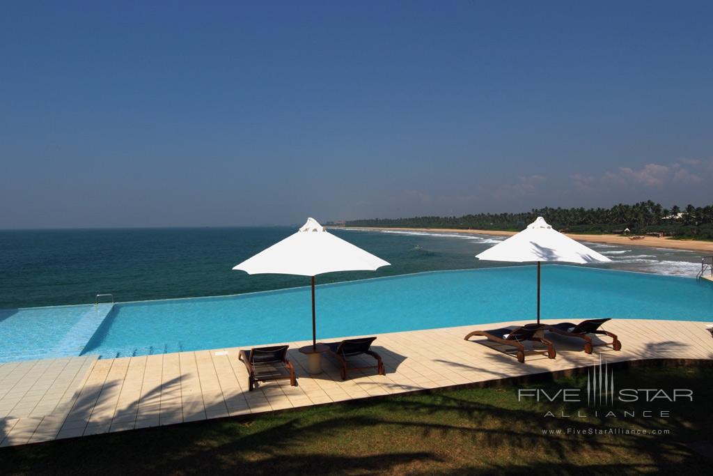 Infinity swimming pool at Saman Villas