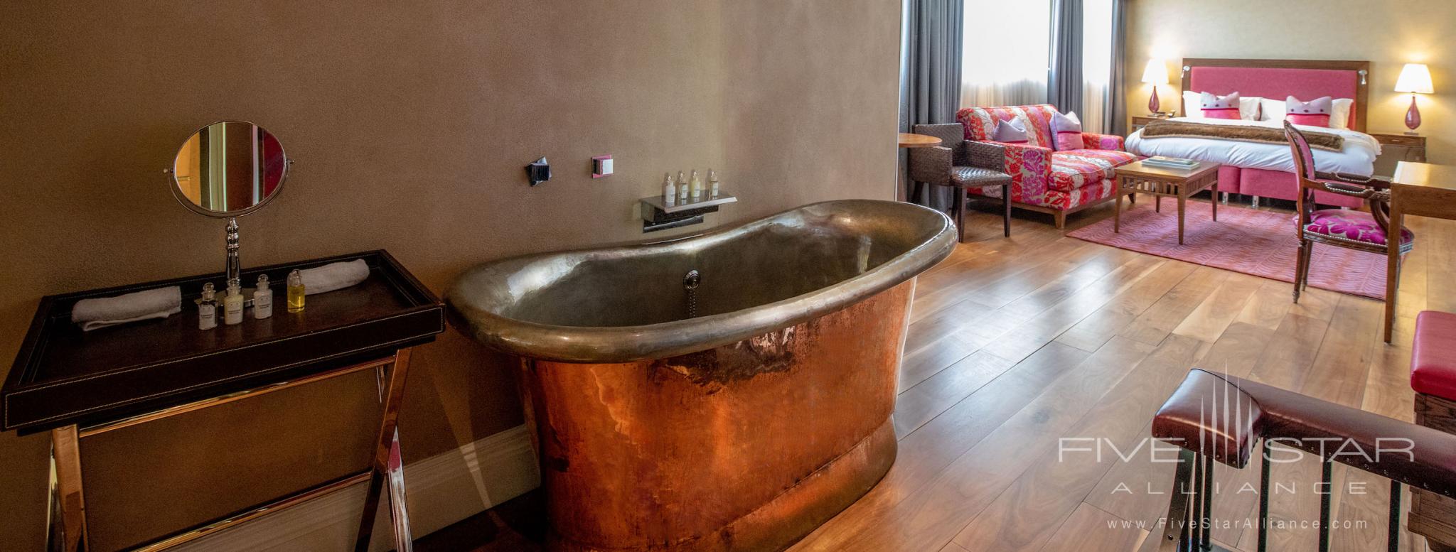 Roseate Reading Hotel Executive Suite Bath