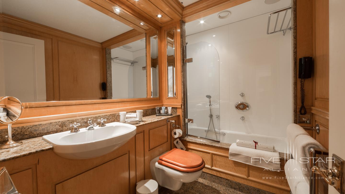 Deluxe Double Bathroom